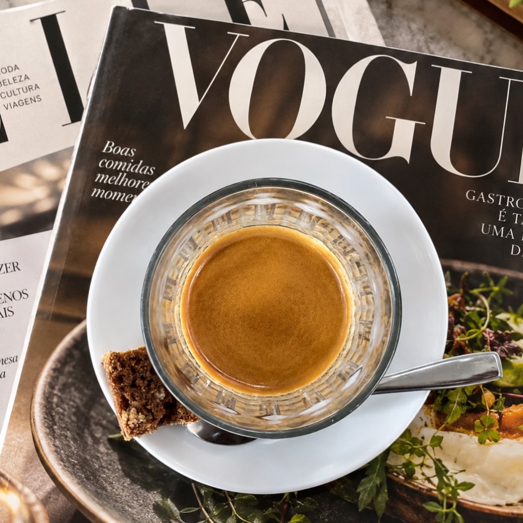 Espresso servido em copo de vidro sobre pires